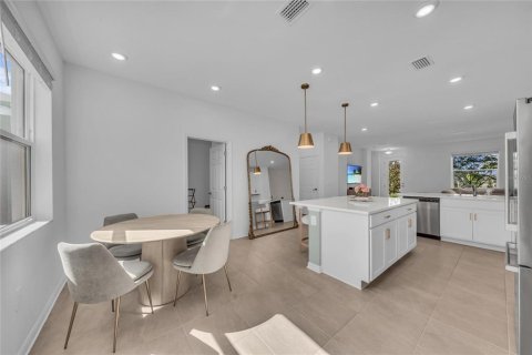 Townhouse in Sarasota, Florida 3 bedrooms, 164.99 sq.m. № 2100782 - photo 13