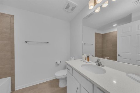 Townhouse in Sarasota, Florida 3 bedrooms, 164.99 sq.m. № 2100782 - photo 26