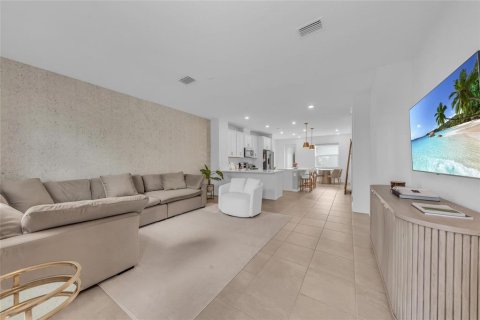 Townhouse in Sarasota, Florida 3 bedrooms, 164.99 sq.m. № 2100782 - photo 5