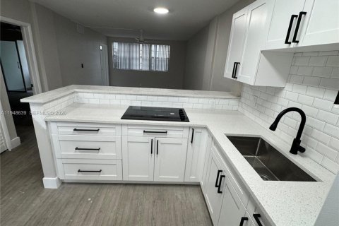 Condo in Hallandale Beach, Florida, 1 bedroom  № 2004524 - photo 2