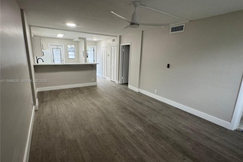 Condo in Hallandale Beach, Florida, 1 bedroom  № 2004524 - photo 3