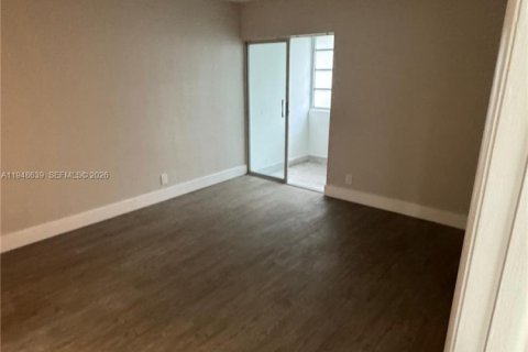 Condo in Hallandale Beach, Florida, 1 bedroom  № 2004524 - photo 4