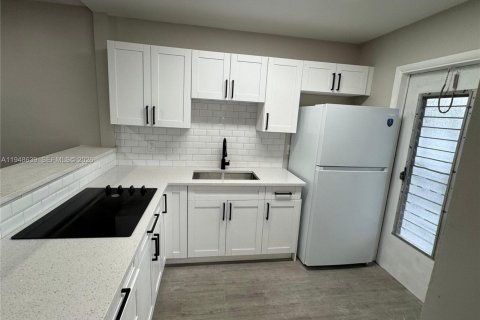 Condo in Hallandale Beach, Florida, 1 bedroom  № 2004524