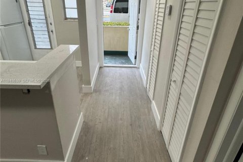 Condo in Hallandale Beach, Florida, 1 bedroom  № 2004524 - photo 6