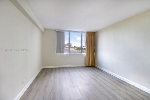 Condo in Miami Beach, Florida, 1 bedroom  № 2001685 - photo 17