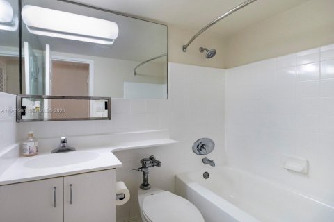 Condo in Miami Beach, Florida, 1 bedroom  № 2001685 - photo 19