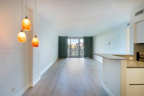 Condo in Miami Beach, Florida, 1 bedroom  № 2001685 - photo 7