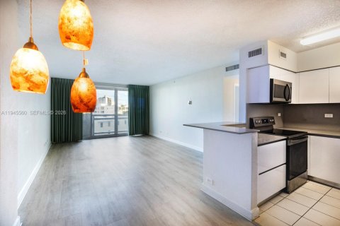 Condo in Miami Beach, Florida, 1 bedroom  № 2001685 - photo 6