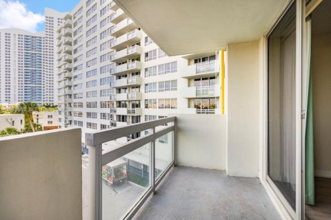 Condo in Miami Beach, Florida, 1 bedroom  № 2001685 - photo 8