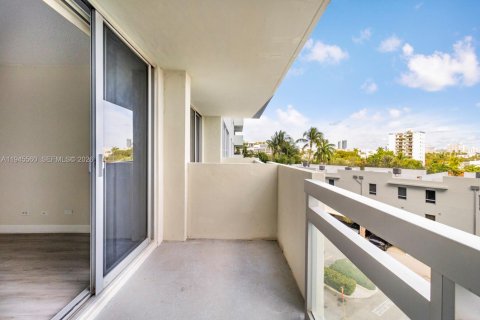 Condo in Miami Beach, Florida, 1 bedroom  № 2001685 - photo 11