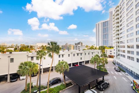 Condo in Miami Beach, Florida, 1 bedroom  № 2001685 - photo 9