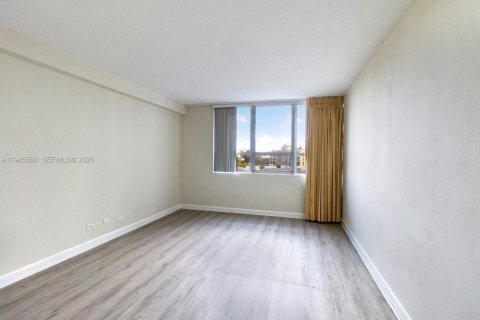 Condo in Miami Beach, Florida, 1 bedroom  № 2001685 - photo 18