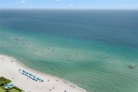 Condo in Sunny Isles Beach, Florida, 2 bedrooms  № 1978130 - photo 1