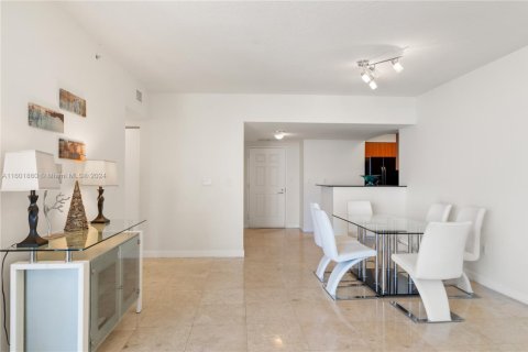 Condo in Sunny Isles Beach, Florida, 2 bedrooms  № 1978130 - photo 6