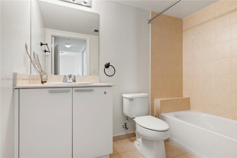 Condo in Sunny Isles Beach, Florida, 2 bedrooms  № 1978130 - photo 14