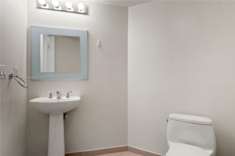 Condo in Sunny Isles Beach, Florida, 2 bedrooms  № 1978130 - photo 18