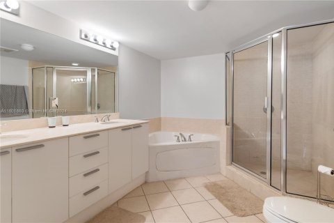 Condo in Sunny Isles Beach, Florida, 2 bedrooms  № 1978130 - photo 10