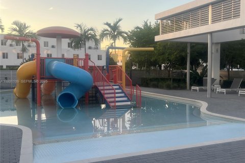 Снять в аренду кондоминиум в Дорал, Флорида 3 спальни, 165.46м2, № 1989784 - фото 24