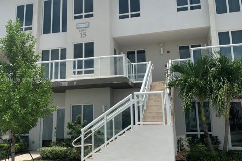 Снять в аренду кондоминиум в Дорал, Флорида 3 спальни, 165.46м2, № 1989784 - фото 2