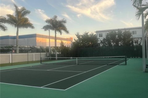Снять в аренду кондоминиум в Дорал, Флорида 3 спальни, 165.46м2, № 1989784 - фото 25
