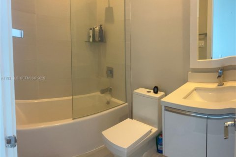 Снять в аренду кондоминиум в Дорал, Флорида 3 спальни, 165.46м2, № 1989784 - фото 17