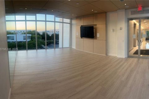 Снять в аренду кондоминиум в Дорал, Флорида 3 спальни, 165.46м2, № 1989784 - фото 30