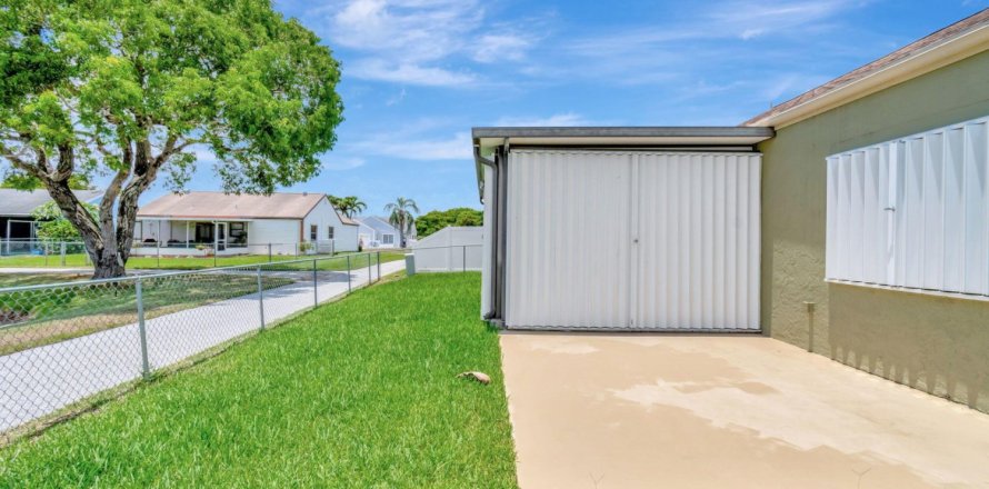 House in Boynton Beach, Florida 3 bedrooms, 122.17 sq.m. № 1224558