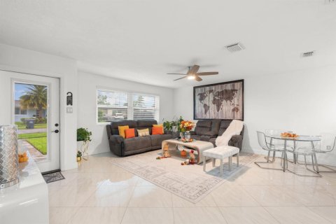 Villa ou maison à vendre à Hollywood, Floride: 3 chambres, 137.03 m2 № 2400846 - photo 13