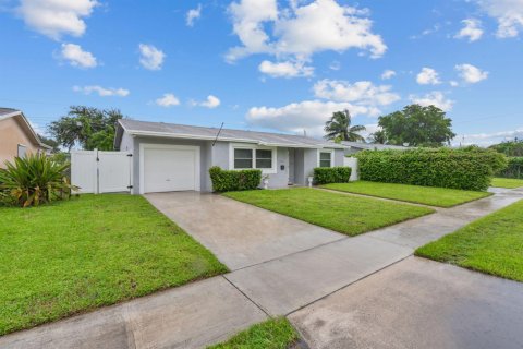 Villa ou maison à vendre à Hollywood, Floride: 3 chambres, 137.03 m2 № 2400846 - photo 2
