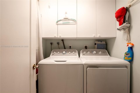 Copropriété à vendre à Bay Harbor Islands, Floride: 2 chambres, 150.5 m2 № 1934511 - photo 11