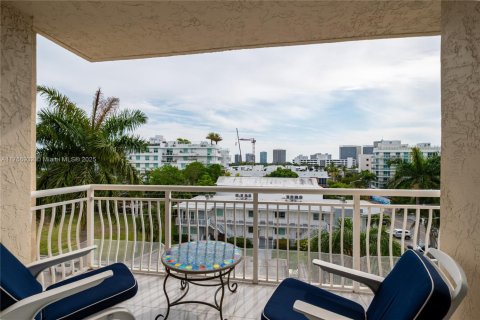 Copropriété à vendre à Bay Harbor Islands, Floride: 2 chambres, 150.5 m2 № 1934511 - photo 9