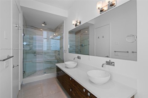Condo in Miami Beach, Florida, 1 bedroom  № 1711174 - photo 17