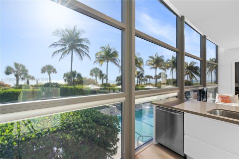 Condo in Miami Beach, Florida, 1 bedroom  № 1711174 - photo 11