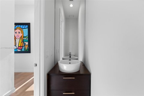 Condo in Miami Beach, Florida, 1 bedroom  № 1711174 - photo 13
