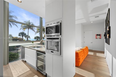 Condo in Miami Beach, Florida, 1 bedroom  № 1711174 - photo 12