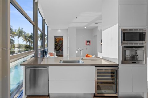 Condo in Miami Beach, Florida, 1 bedroom  № 1711174 - photo 10