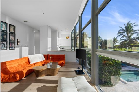 Condo in Miami Beach, Florida, 1 bedroom  № 1711174 - photo 2