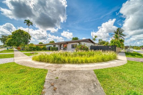 House in Miami, Florida 3 bedrooms, 167.22 sq.m. № 1784239 - photo 4