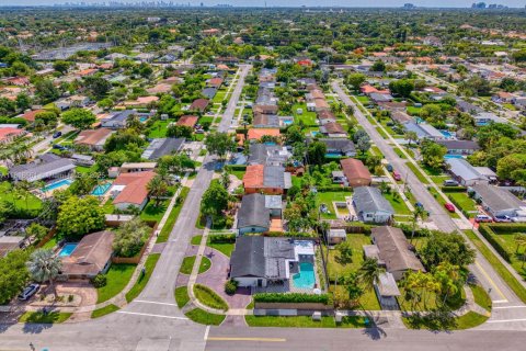 House in Miami, Florida 3 bedrooms, 167.22 sq.m. № 1784239 - photo 9