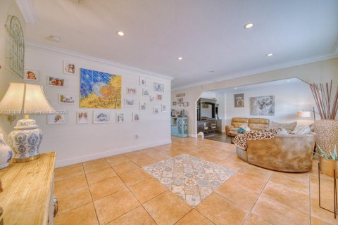 House in Miami, Florida 3 bedrooms, 167.22 sq.m. № 1784239 - photo 12