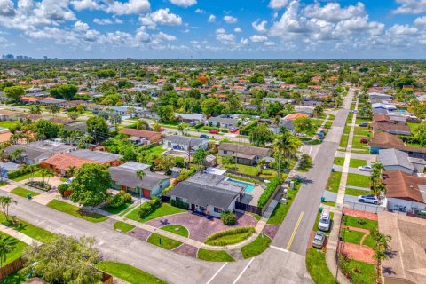 House in Miami, Florida 3 bedrooms, 167.22 sq.m. № 1784239 - photo 10