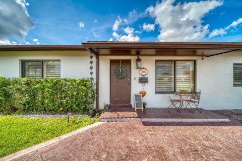 House in Miami, Florida 3 bedrooms, 167.22 sq.m. № 1784239 - photo 1