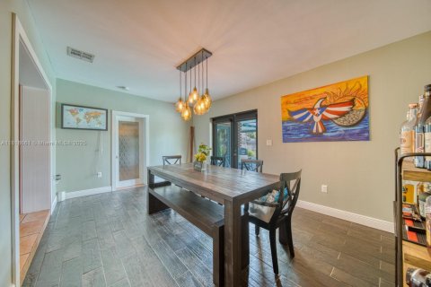 House in Miami, Florida 3 bedrooms, 167.22 sq.m. № 1784239 - photo 22
