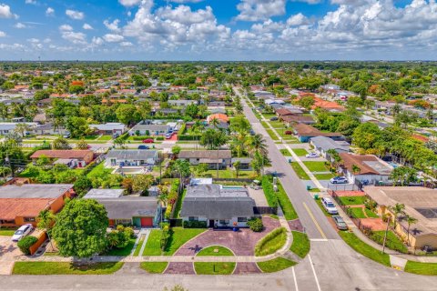 House in Miami, Florida 3 bedrooms, 167.22 sq.m. № 1784239 - photo 7