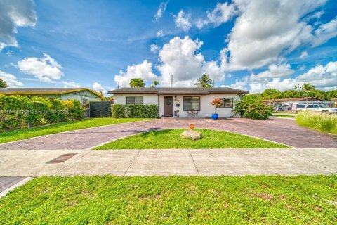 House in Miami, Florida 3 bedrooms, 167.22 sq.m. № 1784239 - photo 2
