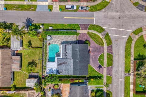 House in Miami, Florida 3 bedrooms, 167.22 sq.m. № 1784239 - photo 11