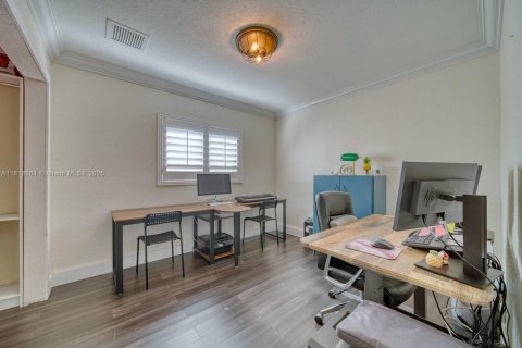 House in Miami, Florida 3 bedrooms, 167.22 sq.m. № 1784239 - photo 30