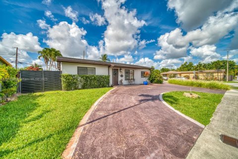 House in Miami, Florida 3 bedrooms, 167.22 sq.m. № 1784239 - photo 3