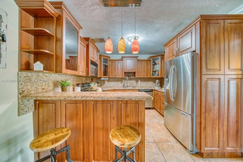 House in Miami, Florida 3 bedrooms, 167.22 sq.m. № 1784239 - photo 15