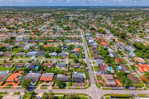 House in Miami, Florida 3 bedrooms, 167.22 sq.m. № 1784239 - photo 8